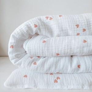 Muślinowa pościel do łóżeczka - serduszka róż