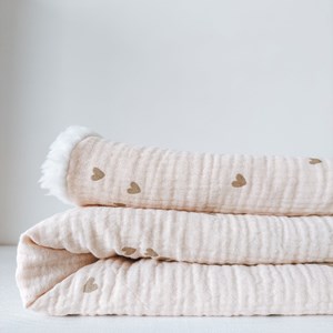 Kocyk muślinowy z barankiem - serduszka brąz